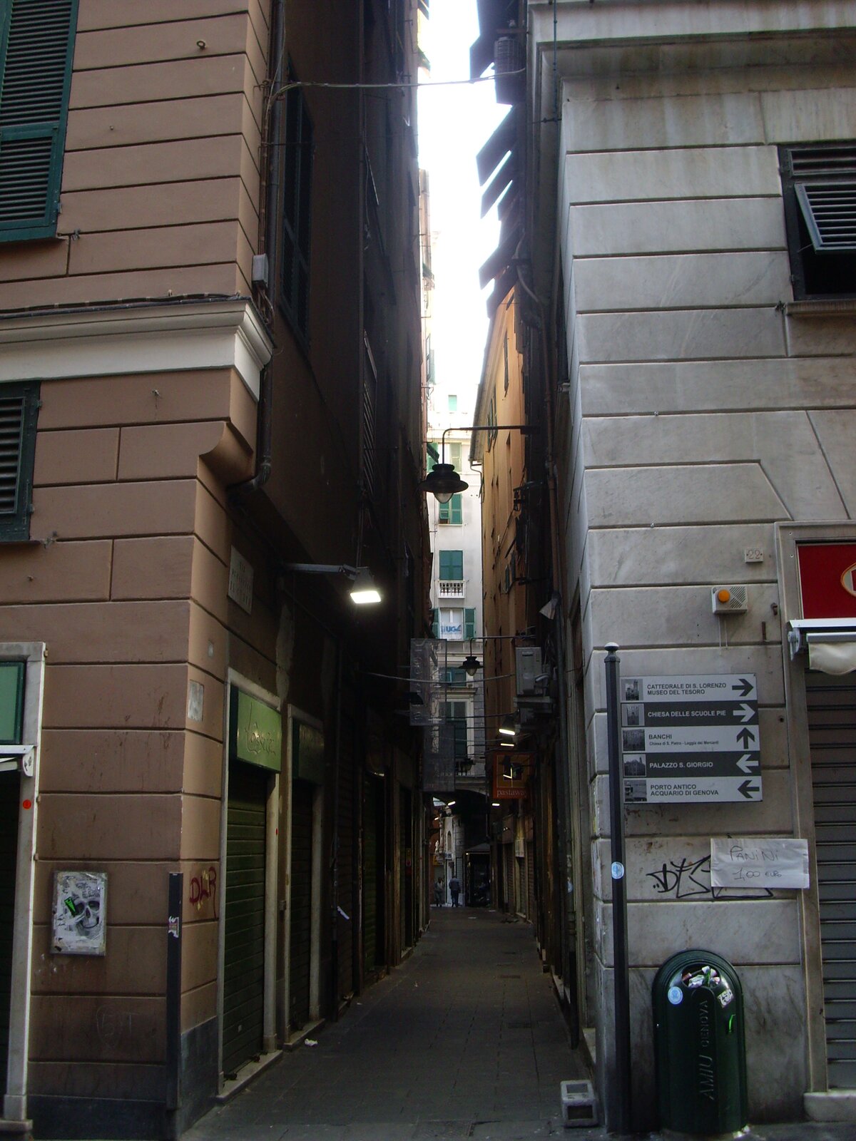 The caruggi, Genoa